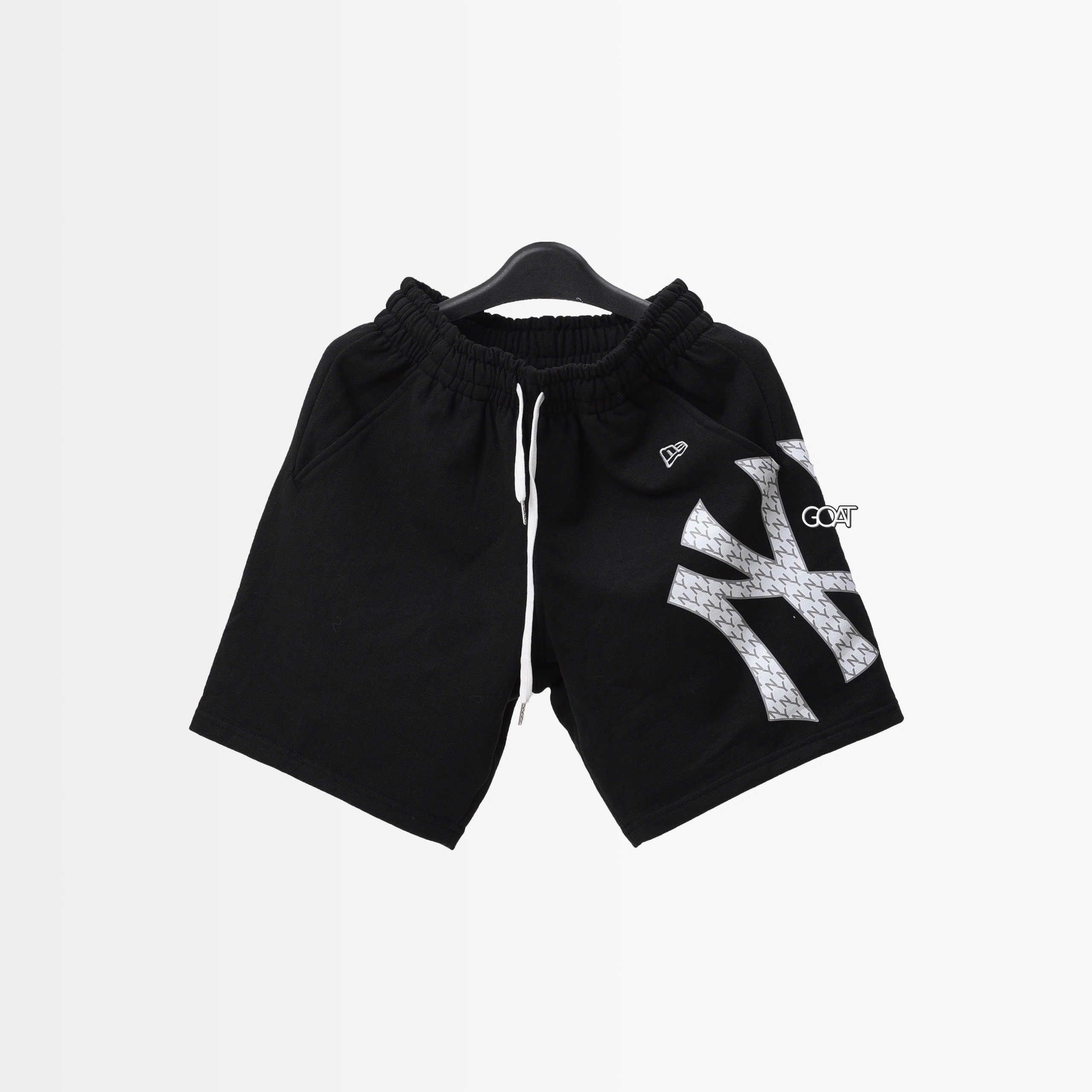 NEW ERA BIG LOGO MONOGRAM SHORT - BLACK